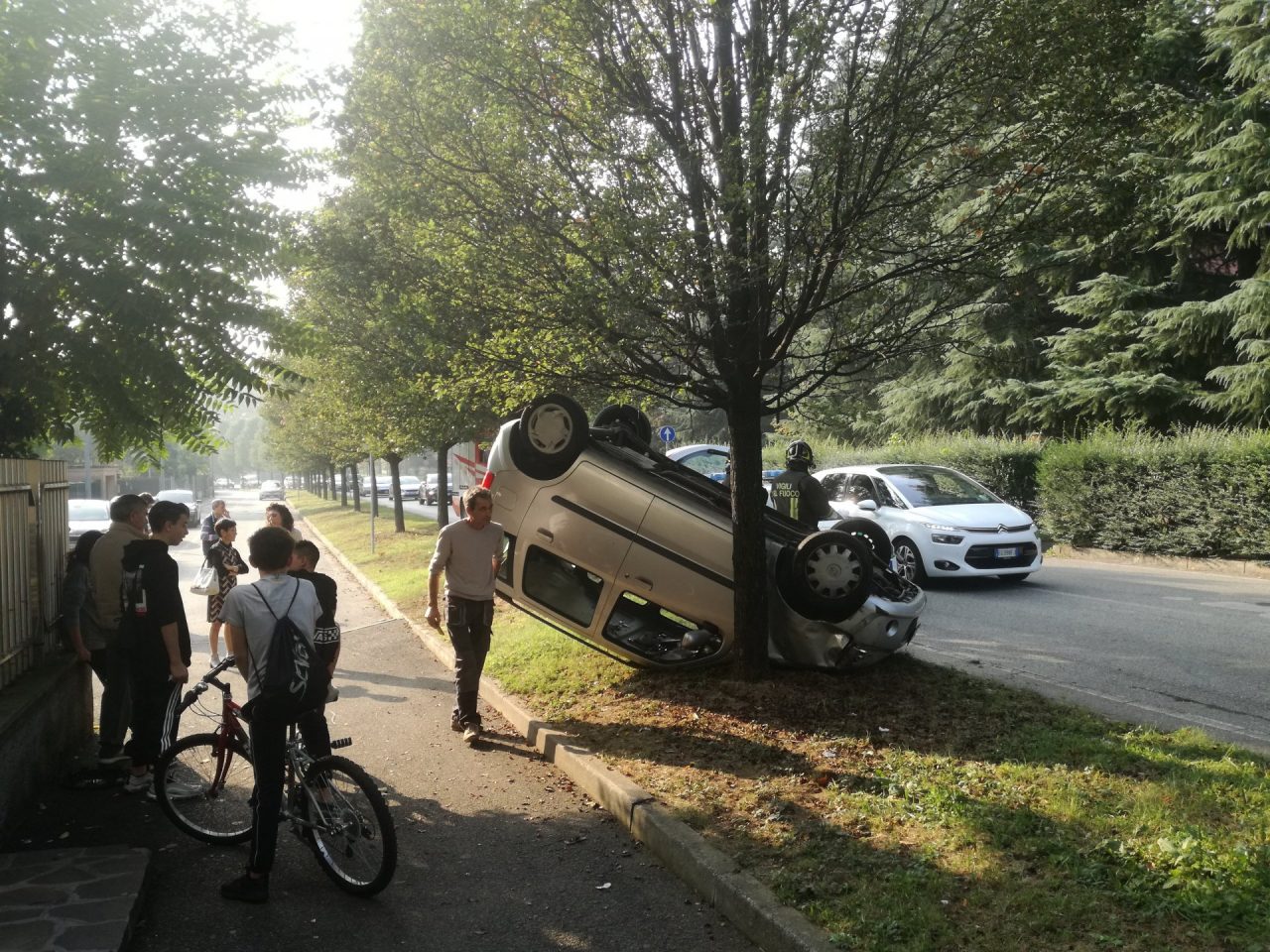 Auto ribaltata, conducente e passeggera miracolati