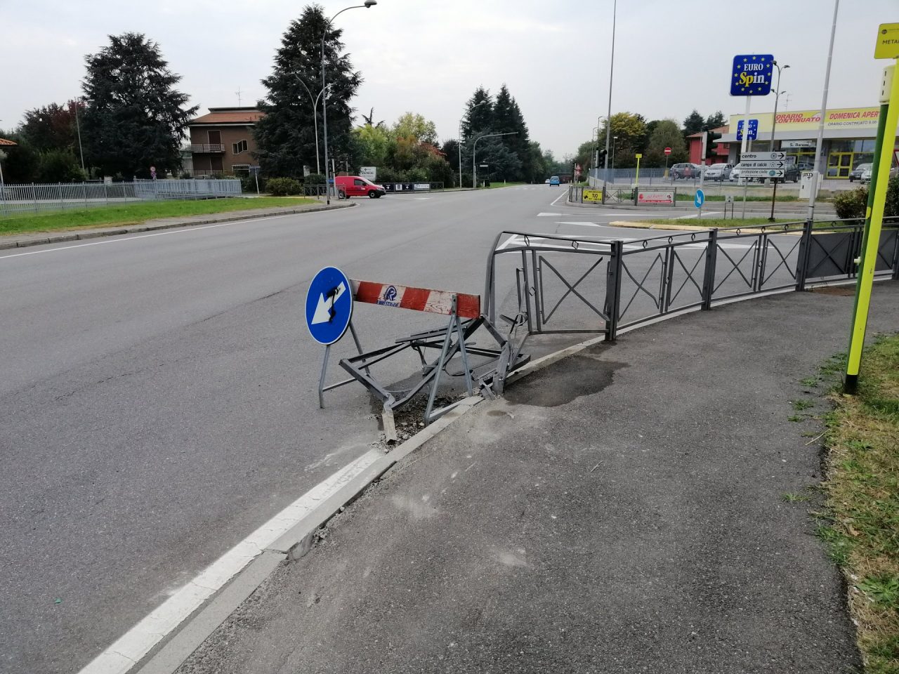 Perde il controllo della vettura e abbatte un semaforo