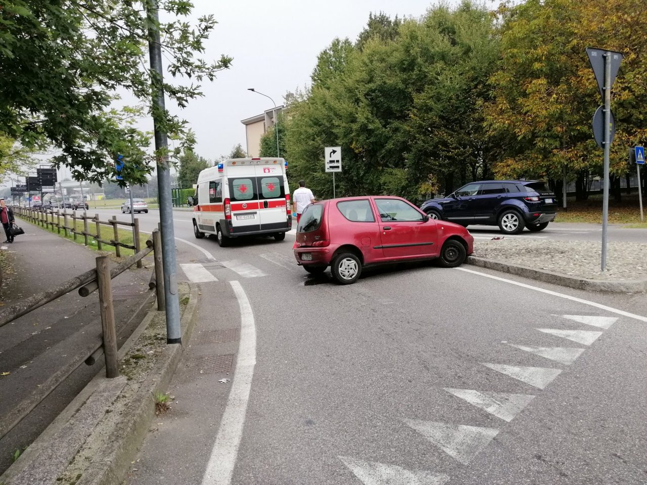 Perde il controllo dell’auto e finisce contro lo spartitraffico