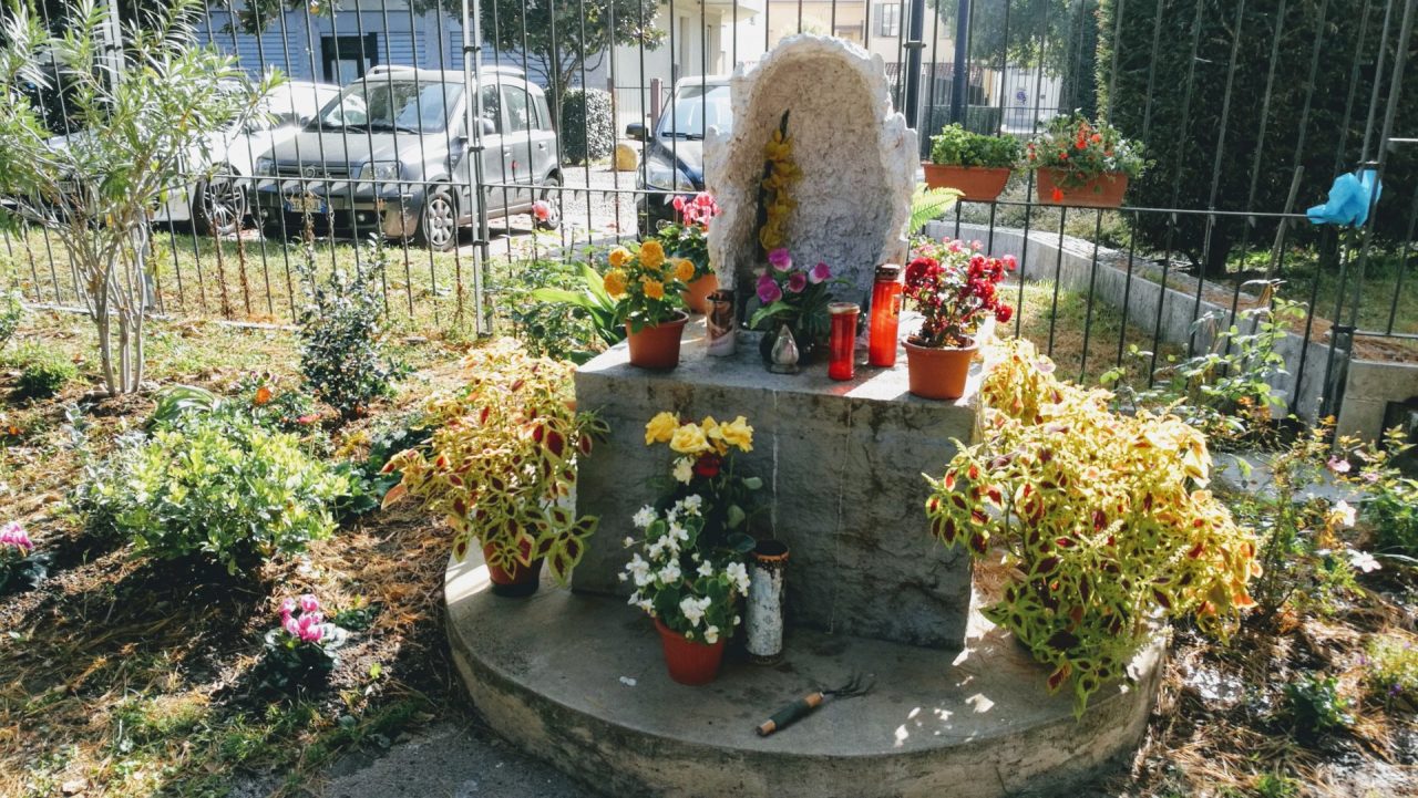 Decapitata e mozzate le mani alla madonnina nel parco Vertua