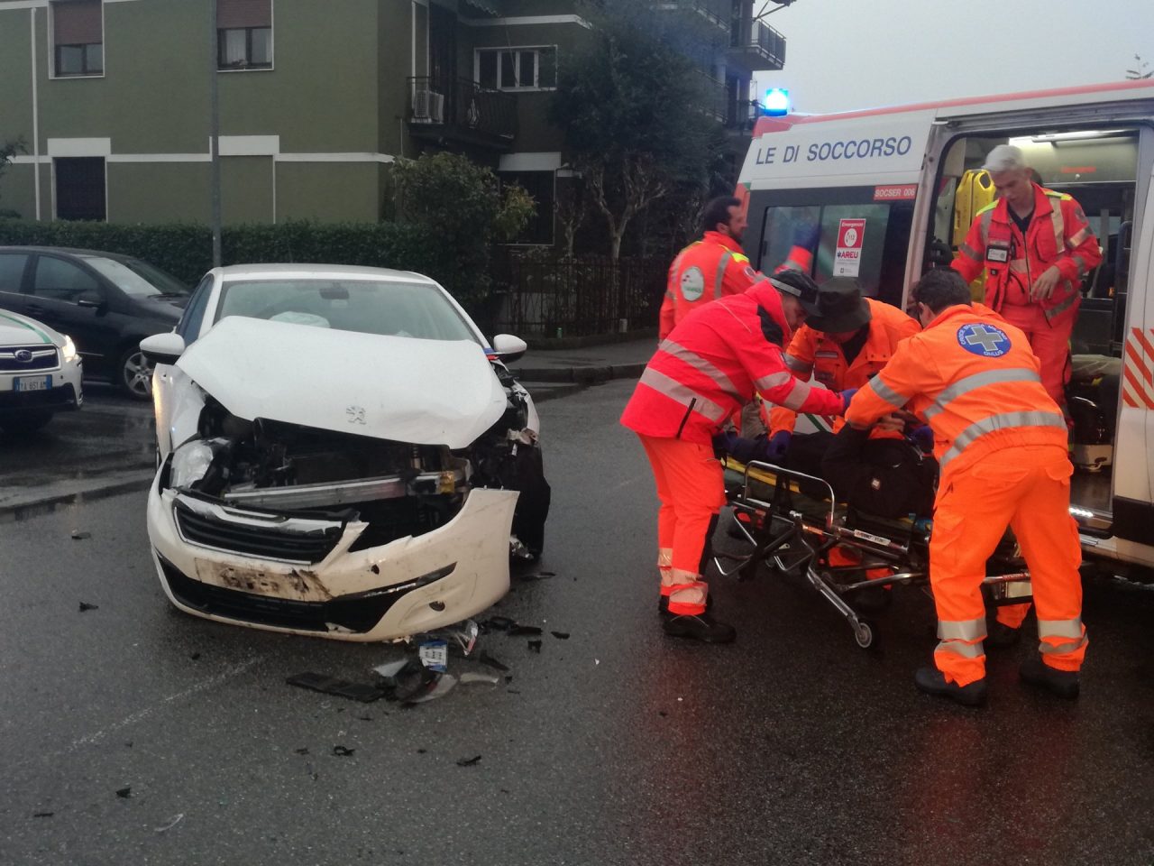 Scontro all’incrocio pericoloso, tre feriti FOTO