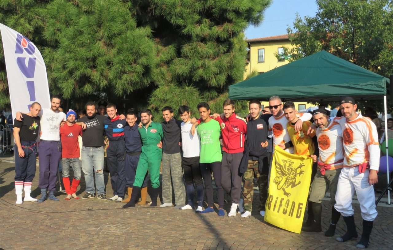 Domenica di festa a Varedo con albero della cuccagna e studenti premiati