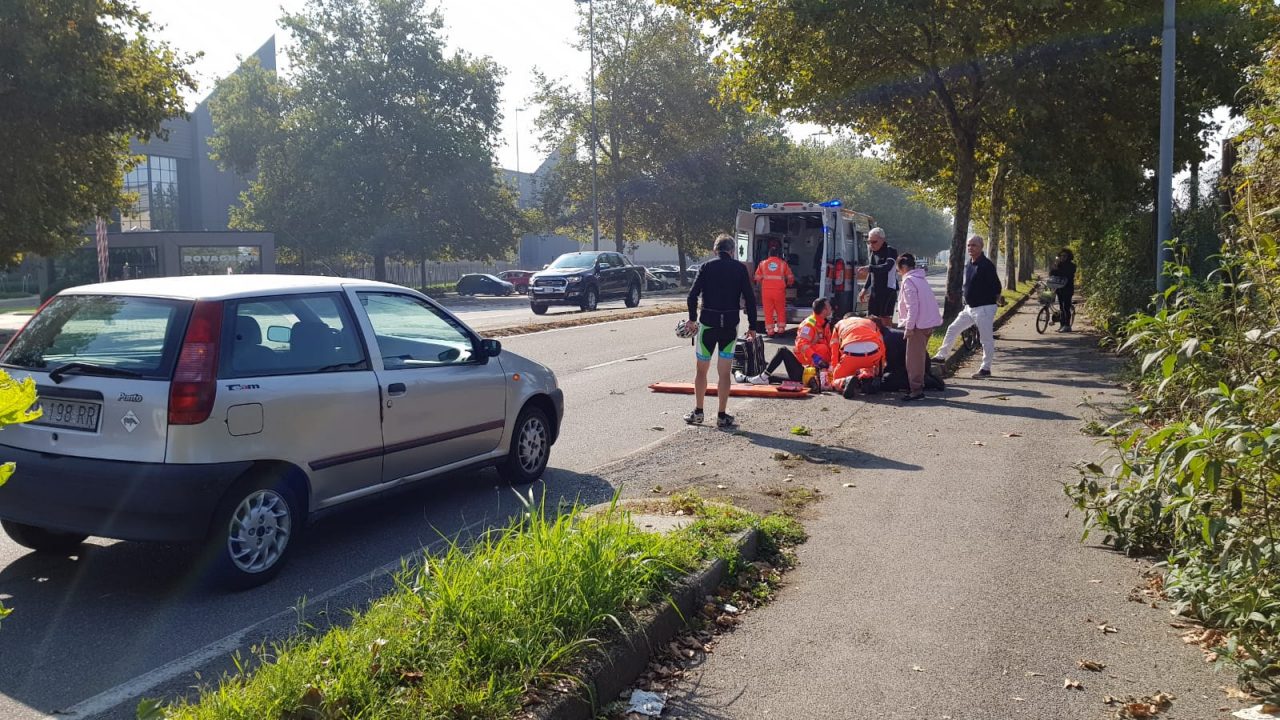 Ciclista investito da un’auto, arriva l’elisoccorso VIDEO e GALLERY