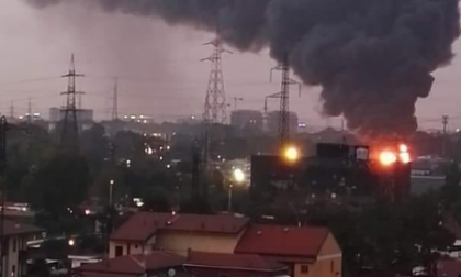 Pericoloso incendio a Cologno: fiamme e fumo visibili da chilometri