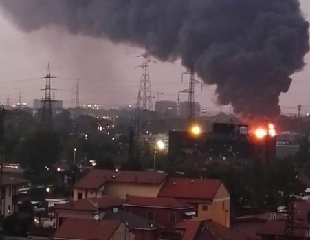 Pericoloso incendio a Cologno: fiamme e fumo visibili da chilometri