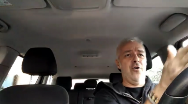 Arriva la Ballata del guidatore che strappa un sorriso all’automobilista in colonna VIDEO