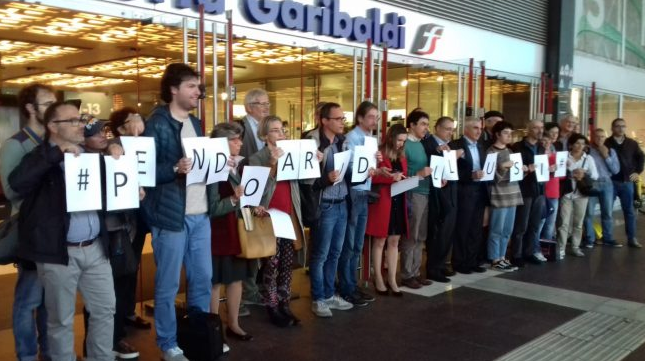 Il sit in di protesta dei pendolari in stazione Garibaldi FOTO e VIDEO