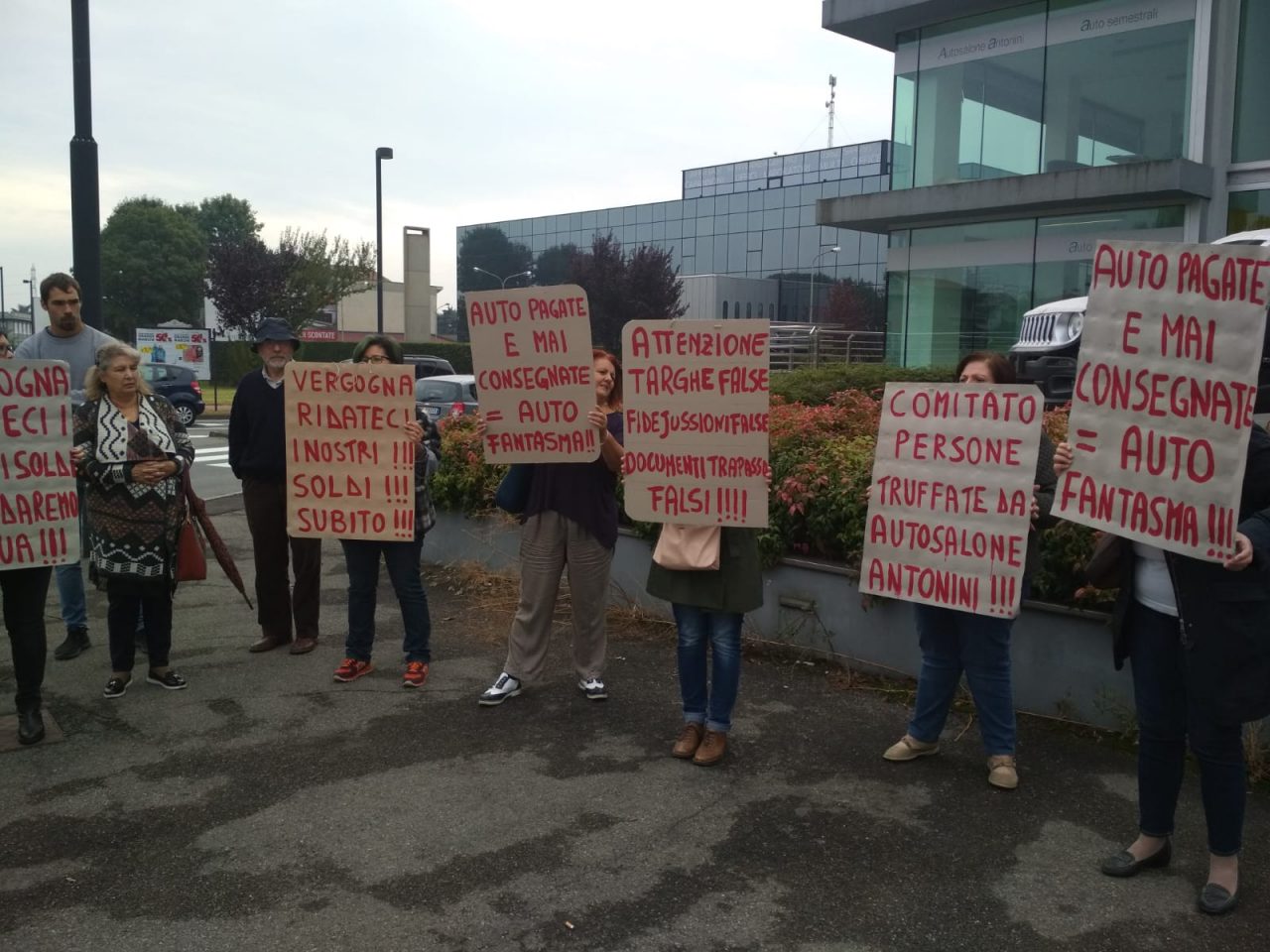 Auto fantasma nuova protesta dei clienti davanti all’autosalone VIDEO