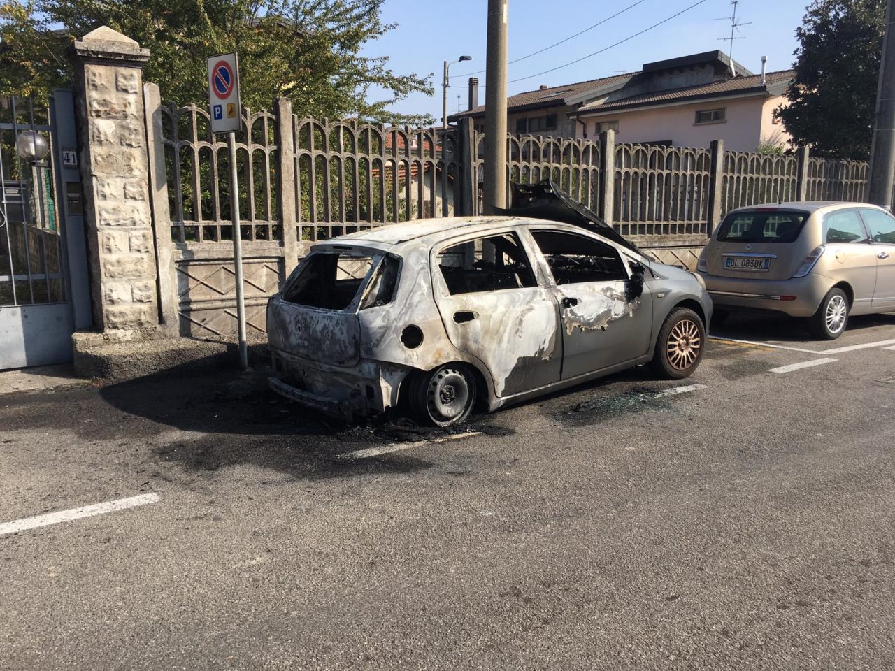 Attacco incendiario alle auto in sosta
