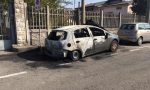 Attacco incendiario alle auto in sosta