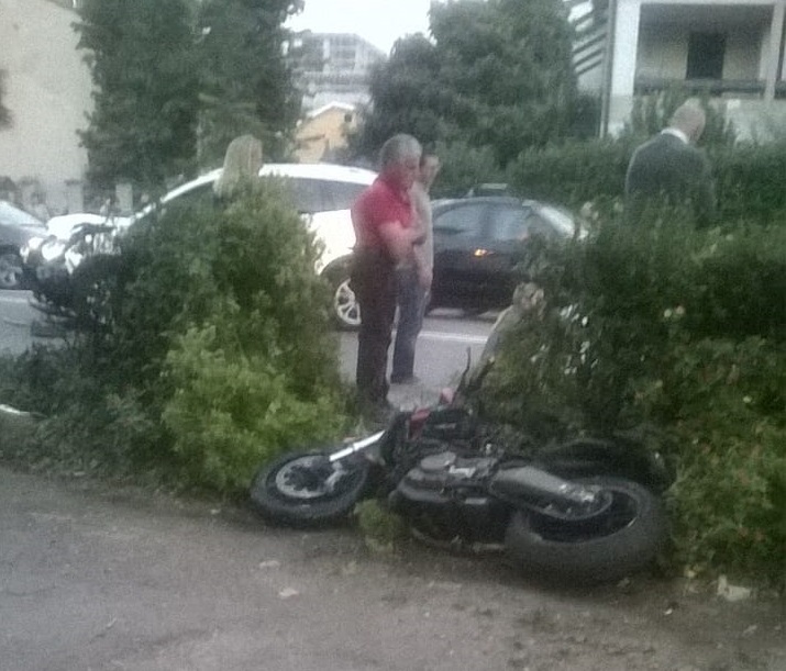 Gravissimo incidente tra auto e moto FOTO