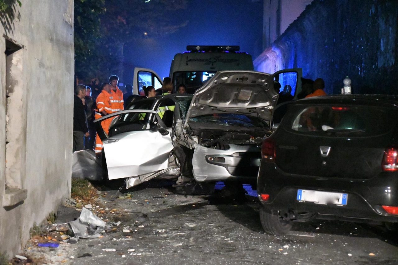 Scontro tra due auto a Besana: tre feriti. Uno è in gravissime condizioni FOTO
