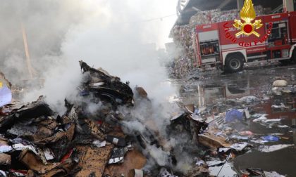Incendio nella notte in una ditta di riciclo rifiuti a Novate VIDEO