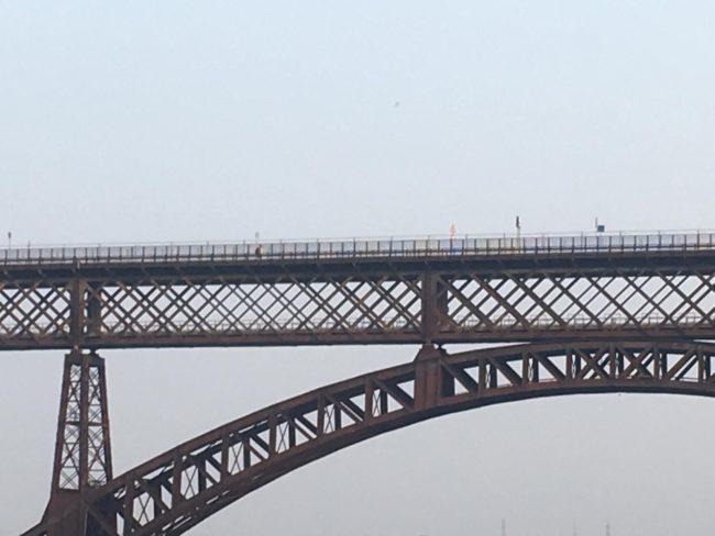 Ponte di Paderno chiuso, ma la gente scavalca e passa lo stesso IL VIDEO