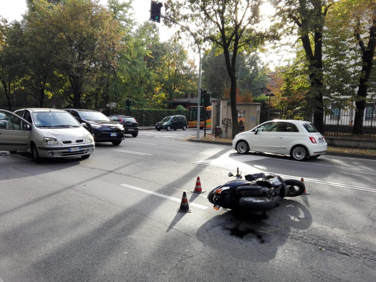 Incidente tra auto e scooter, traffico in tilt lungo viale Brianza