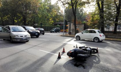 Incidente tra auto e scooter, traffico in tilt lungo viale Brianza