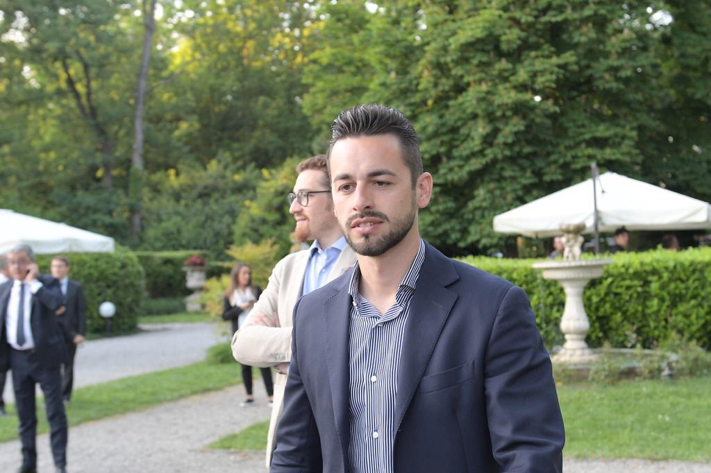 Si presenta in Comune e pretende dei soldi. Poi strattona il sindaco e due agenti