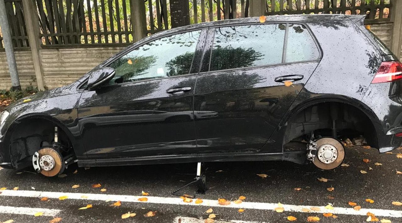 Auto in sosta, nella notte rubate le quattro ruote