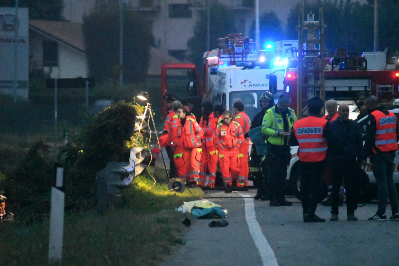 Travolti da un’auto: due morti davanti alla caserma dei Carabinieri di Bellusco
