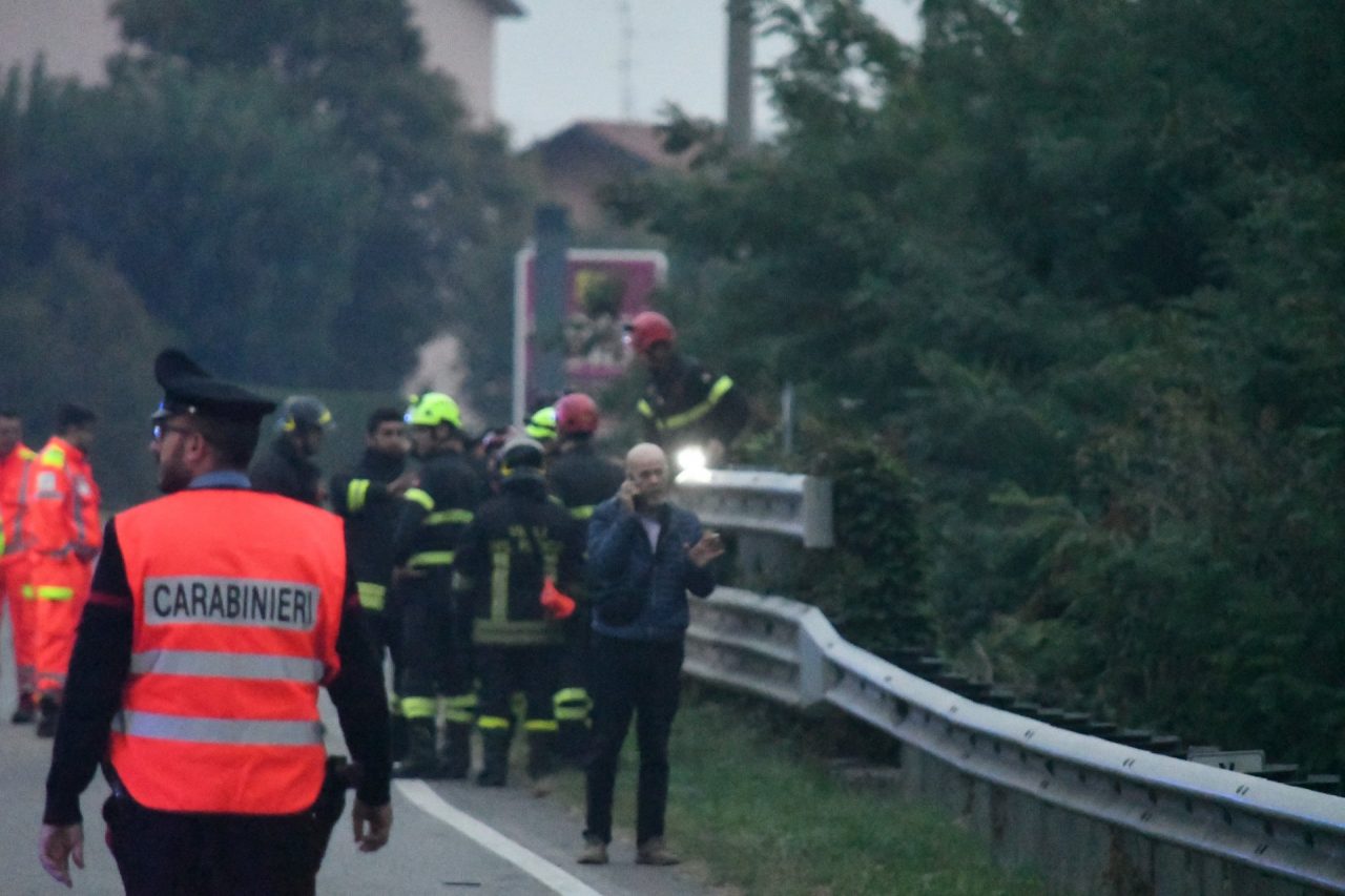 Travolti da un’auto: due morti davanti alla caserma dei Carabinieri di Bellusco