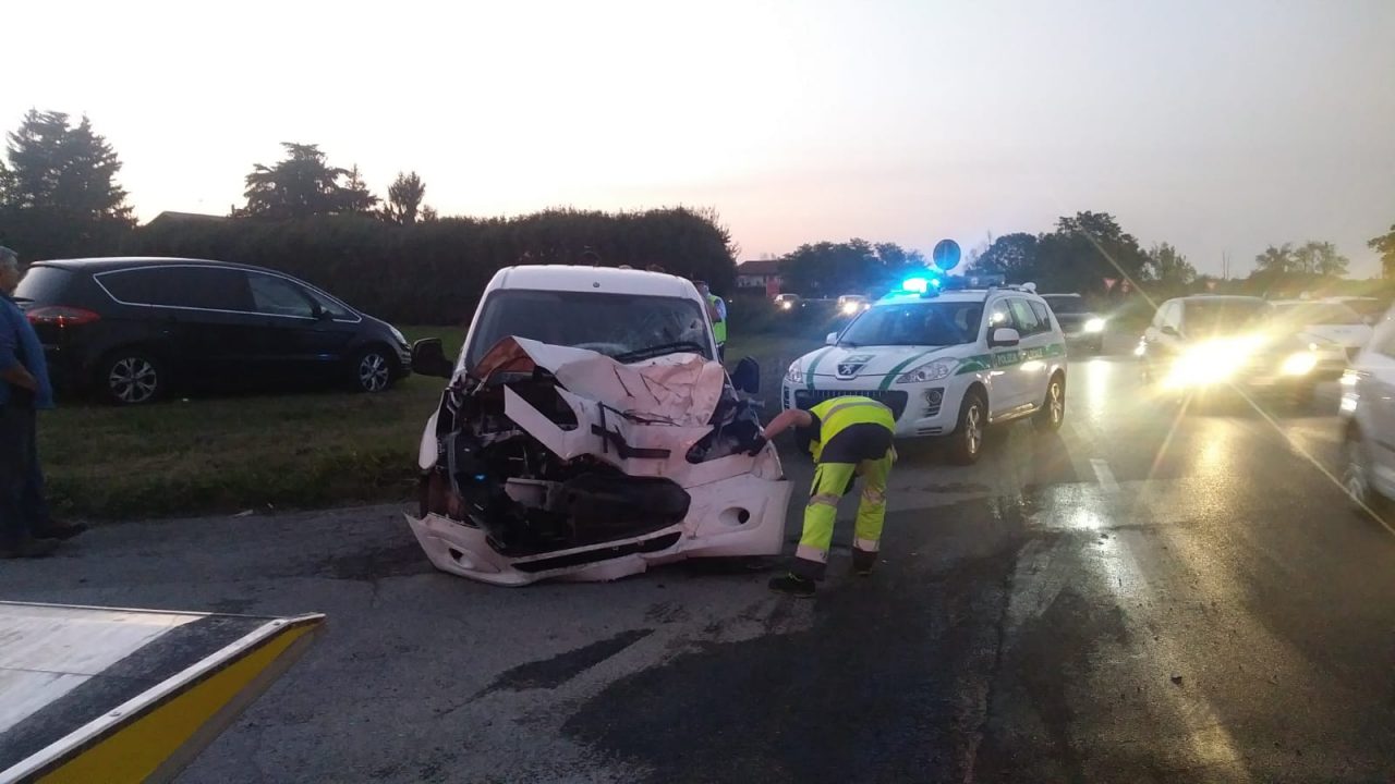 Trezzo furgone si schianta contro un carro agricolo