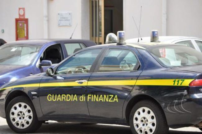 Frode fiscale per emissioni di fatture false: arrestati commercianti d’auto tra Como e Pavia