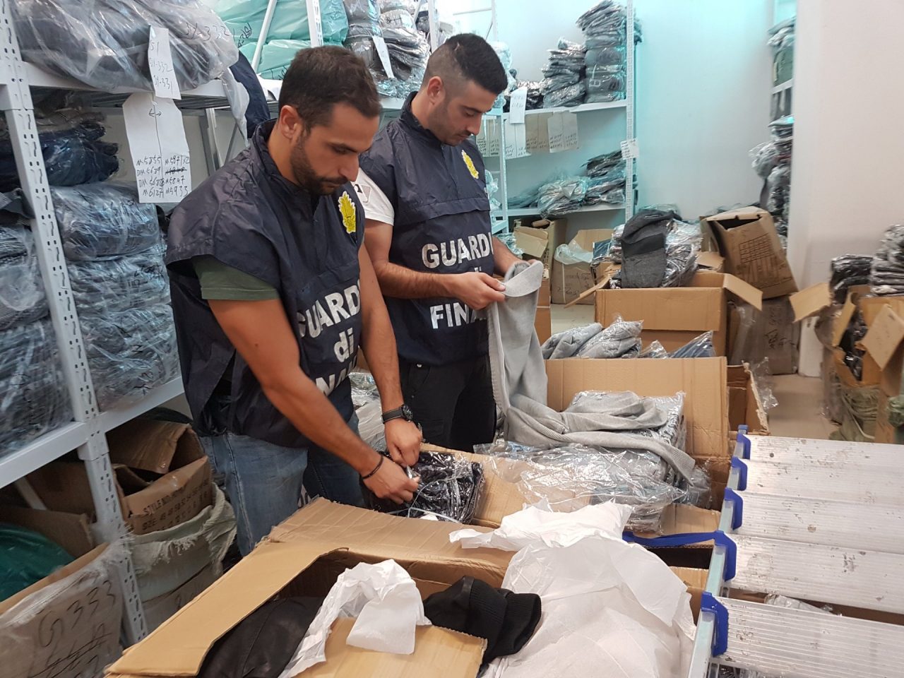 Sequestro di articoli di maglieria falsi per mezzo milione di euro VIDEO