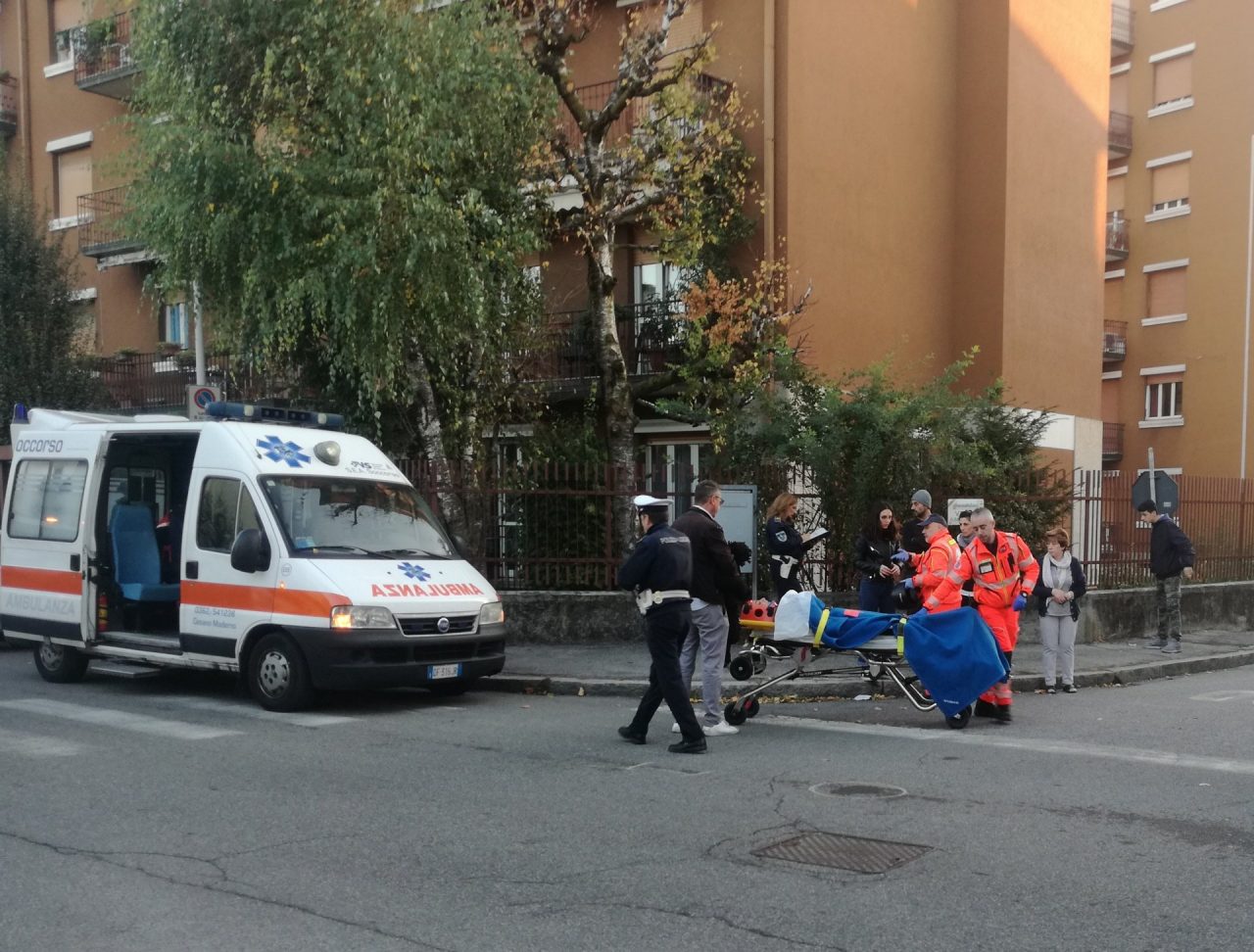 Scontro all’incrocio pericoloso, ragazza ferita