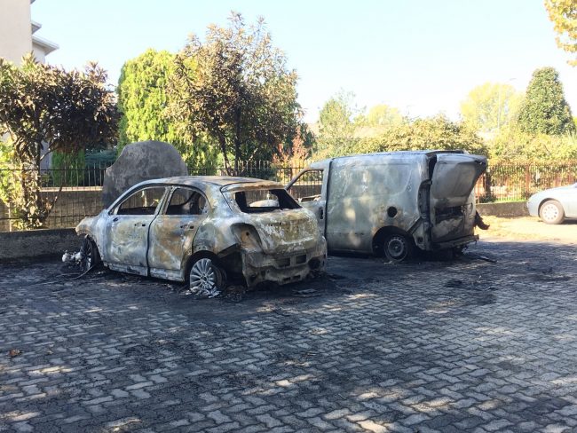 Incendio doloso di sette auto, nei guai una 31enne monzese