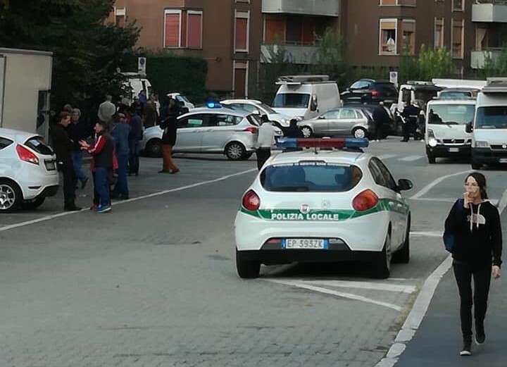 Il mercato cambia via: auto rimosse, multe e proteste