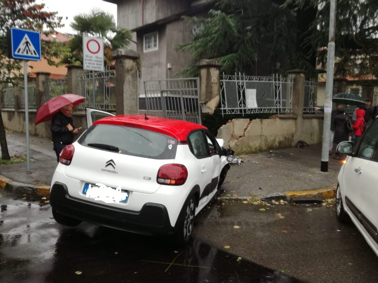Paura, auto distrugge cancello di una casa