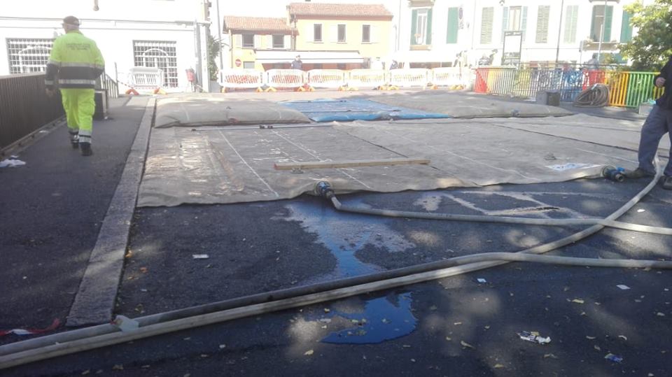 Lambro, 80 tonnellate d’acqua sopra al ponte!