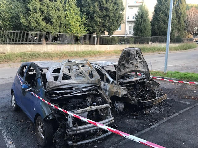 Incendio all’alba a Carate Brianza, a fuoco due auto