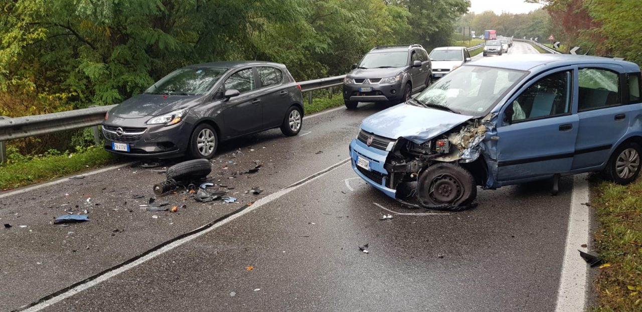 Colpo di sonno alla guida, incidente sulle curve di Carate: provinciale chiuso