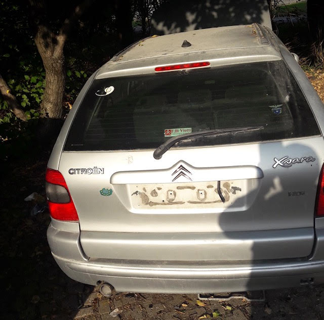 Carate Brianza, auto abbandonata in via Lombardia