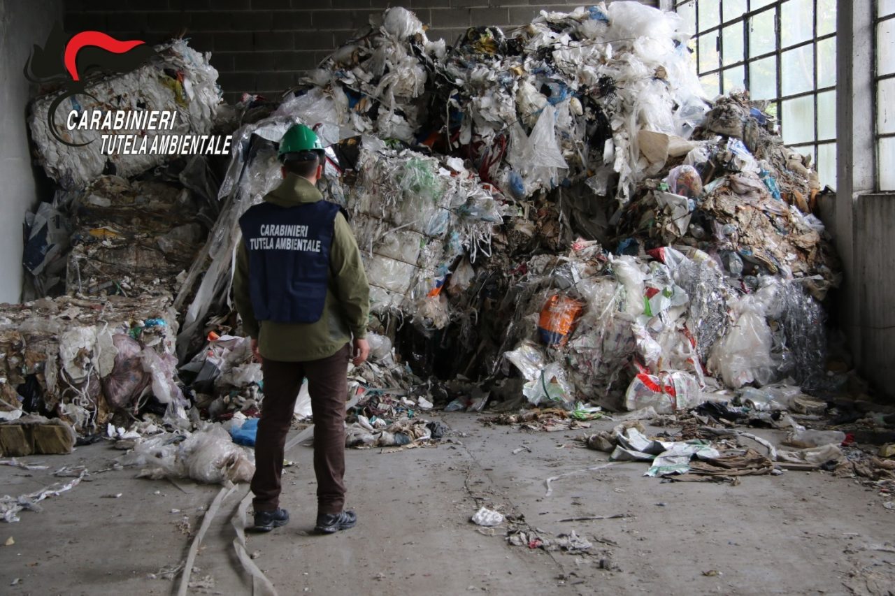 Capannone usato come discarica abusiva sequestrato dai carabinieri