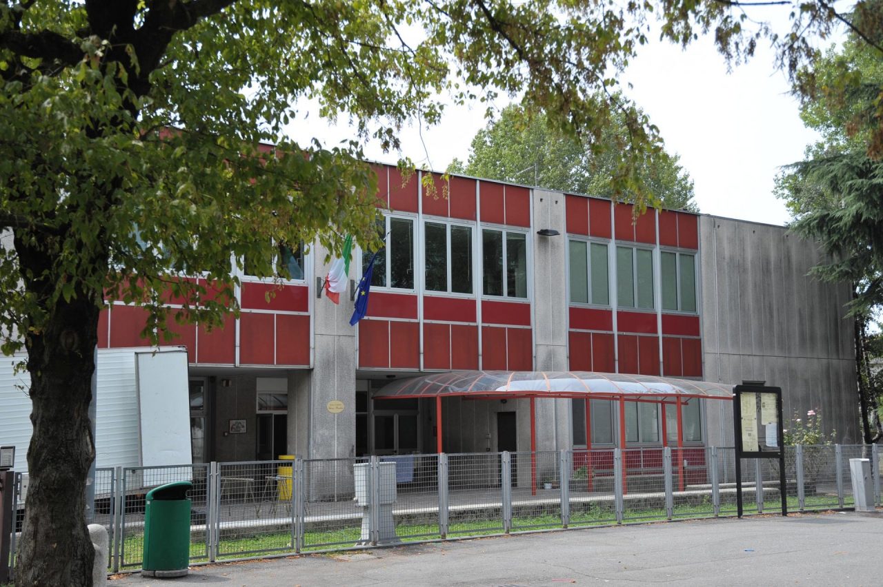Crolla una finestra in classe: bambini illesi, ma la scuola finisce sotto esame