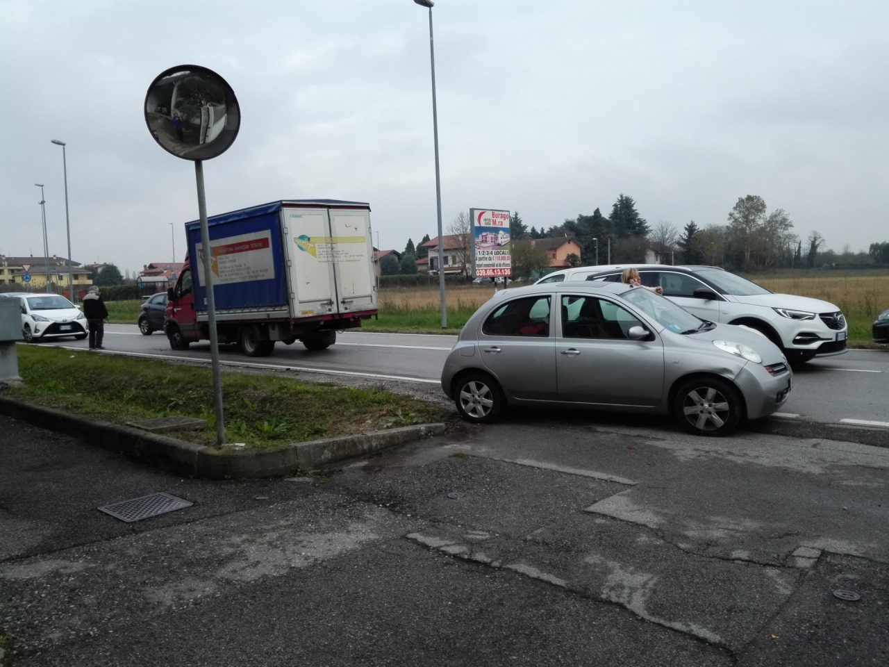 Paura in strada | Un furgone sbanda e invade la corsia di marcia opposta FOTO