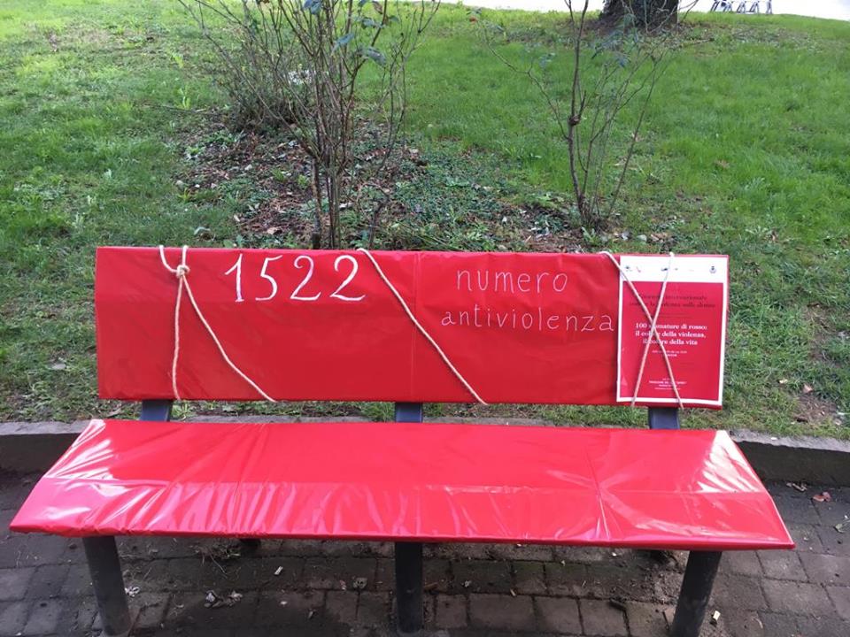 Panchine rosse per dire “basta” alla violenza