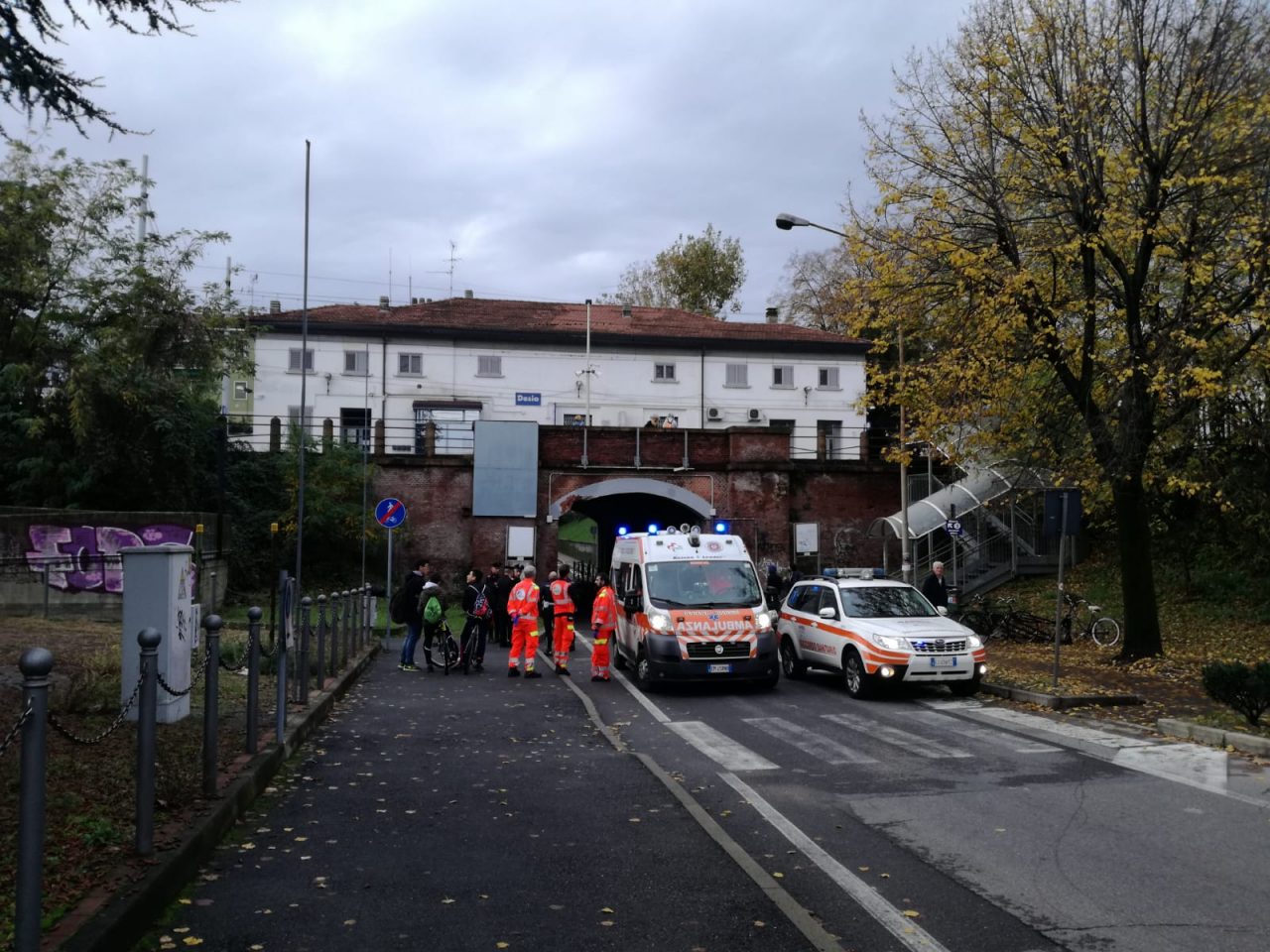 Precipita dal ponte della stazione, paura per una 14enne