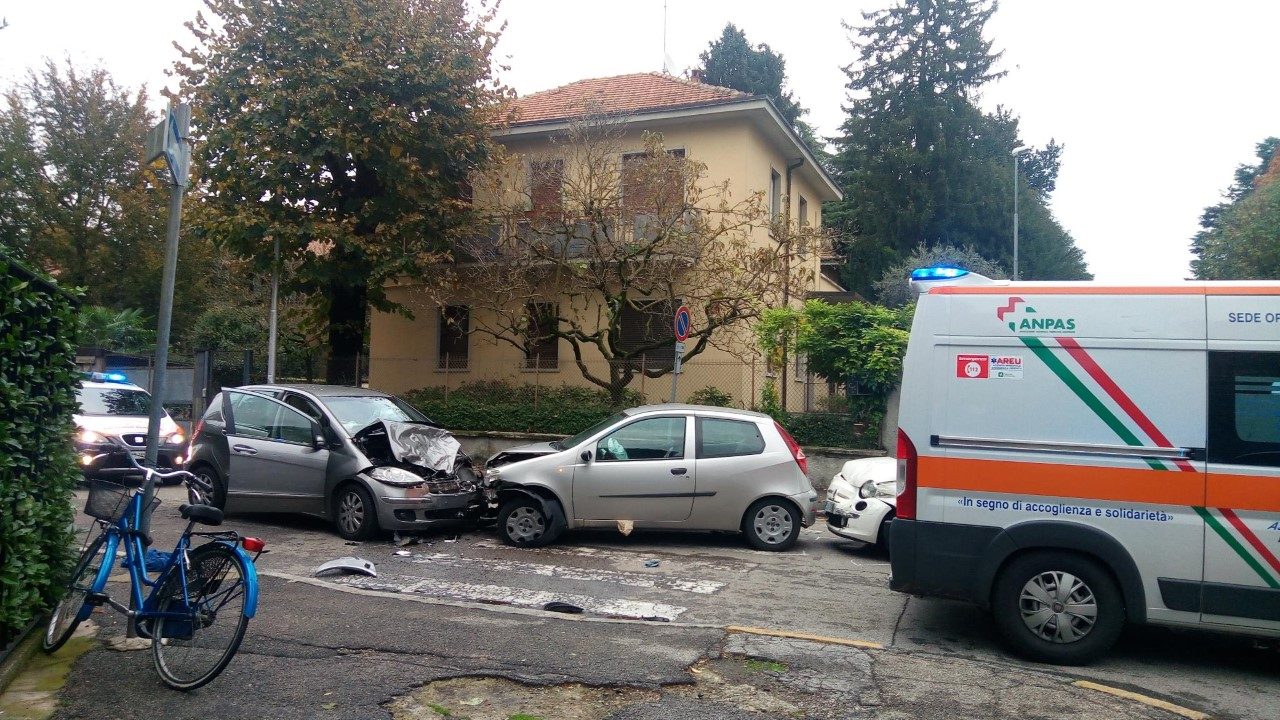 Brucia lo stop e provoca un frontale