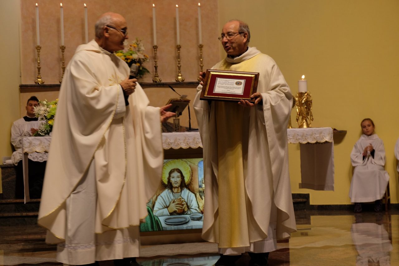 Quartiere San Carlo in festa per il 40esimo di sacerdozio di don Erminio