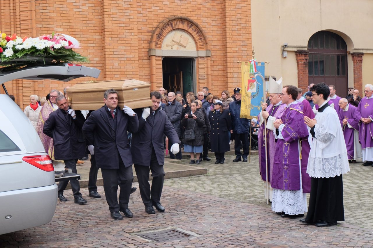 L’ultimo saluto ieri mattina a Muggiò a don Carlo Branca