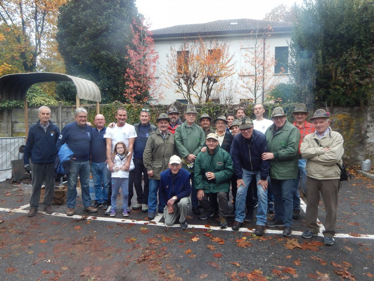 Alpini e Cai Seveso protagonisti con l’omaggio alle castagne