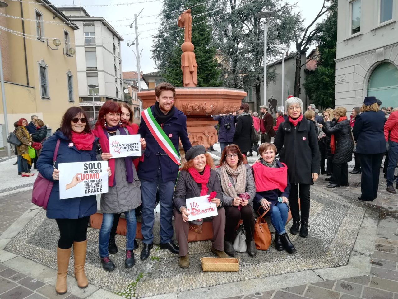 A Seregno flash mob contro la violenza sulle donne FOTO