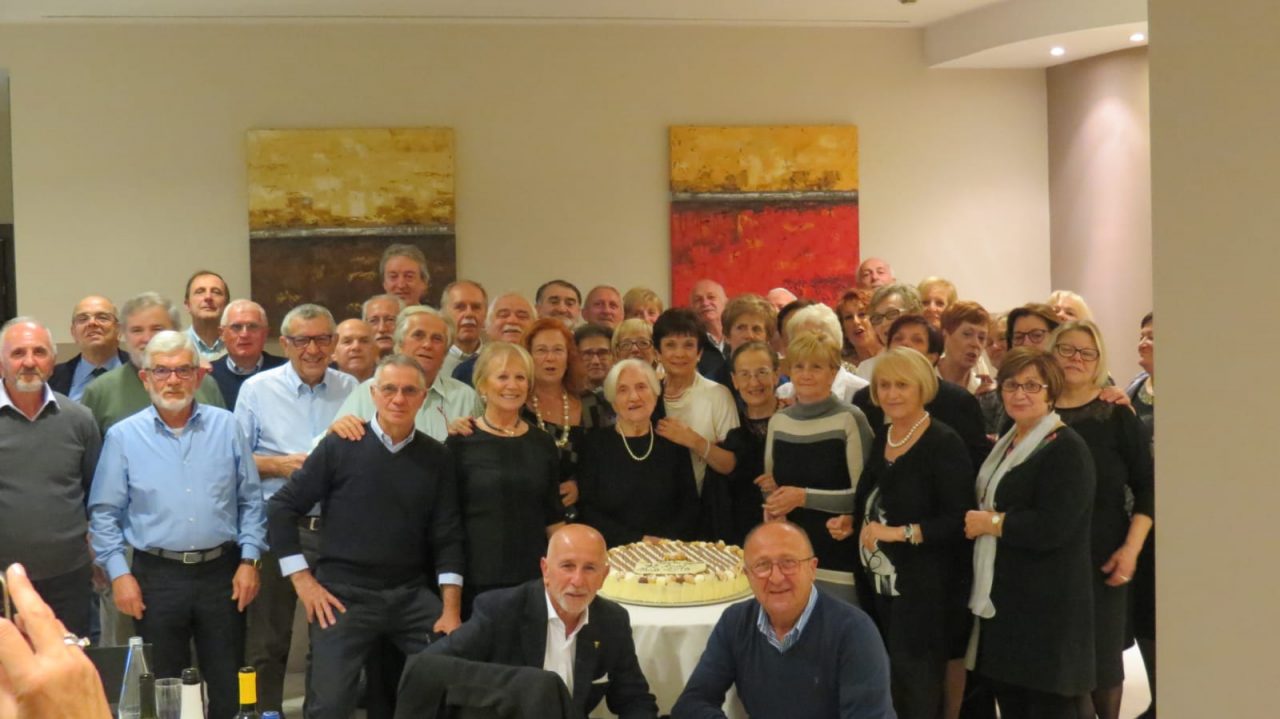 Giussano, festeggiano i 70 anni con la maestra delle elementari