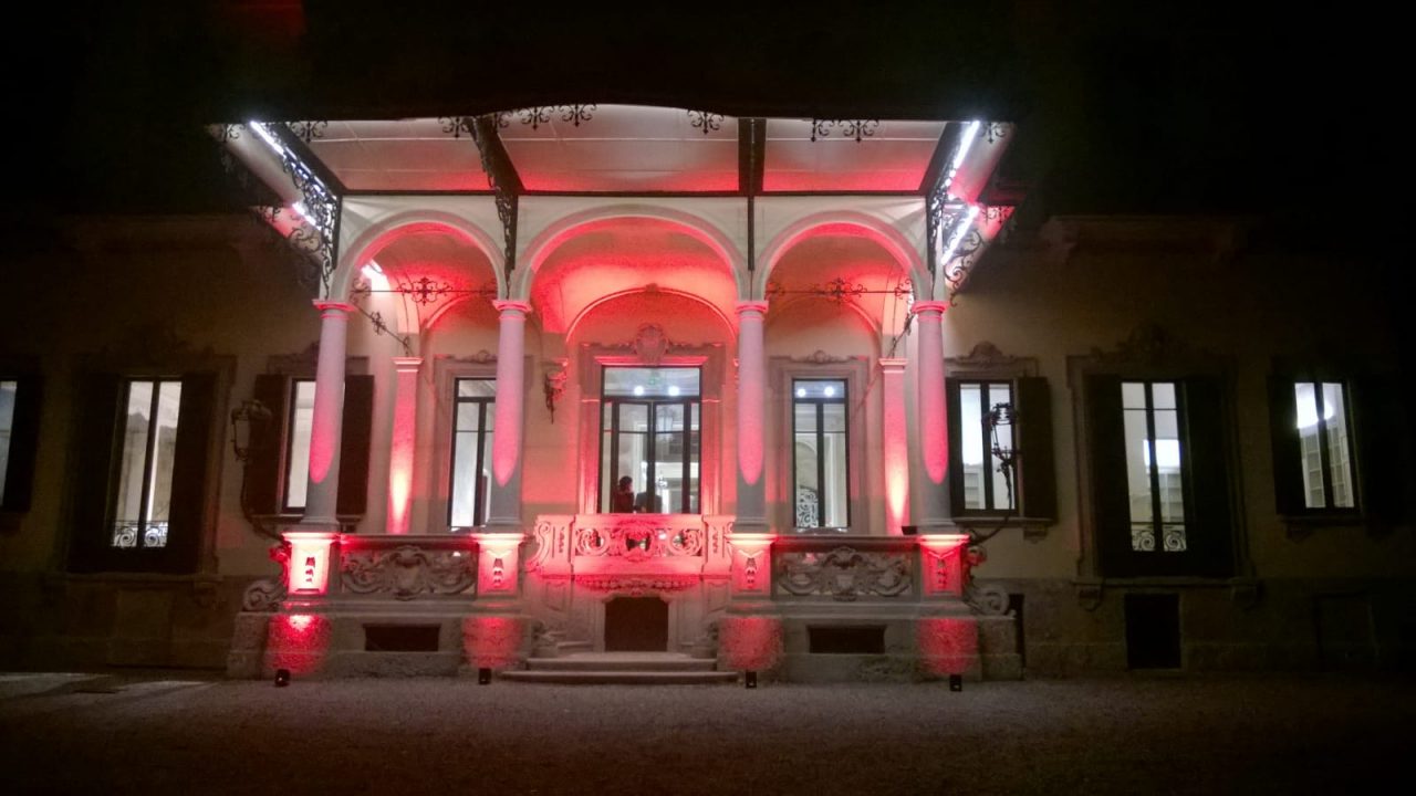 La Gran Dama di Arcore si veste di Rosso Ferrari