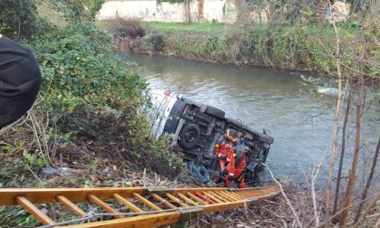 Tragedia sfiorata a Biassono, furgone finisce nel fiume Lambro (FOTO E VIDEO)