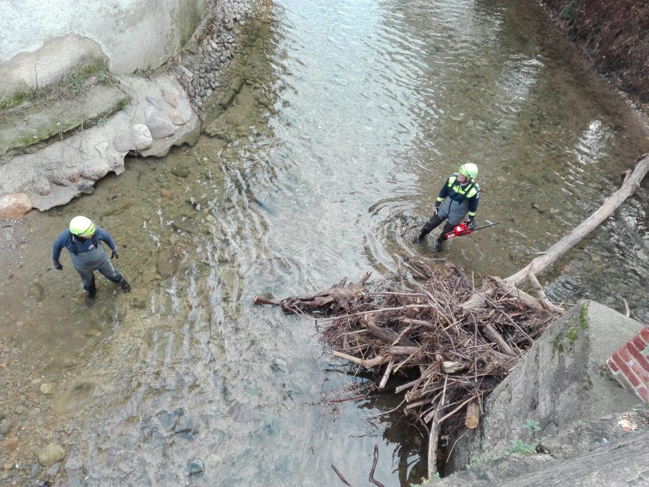 Protezione civile all’opera per ripulire il Molgora FOTO