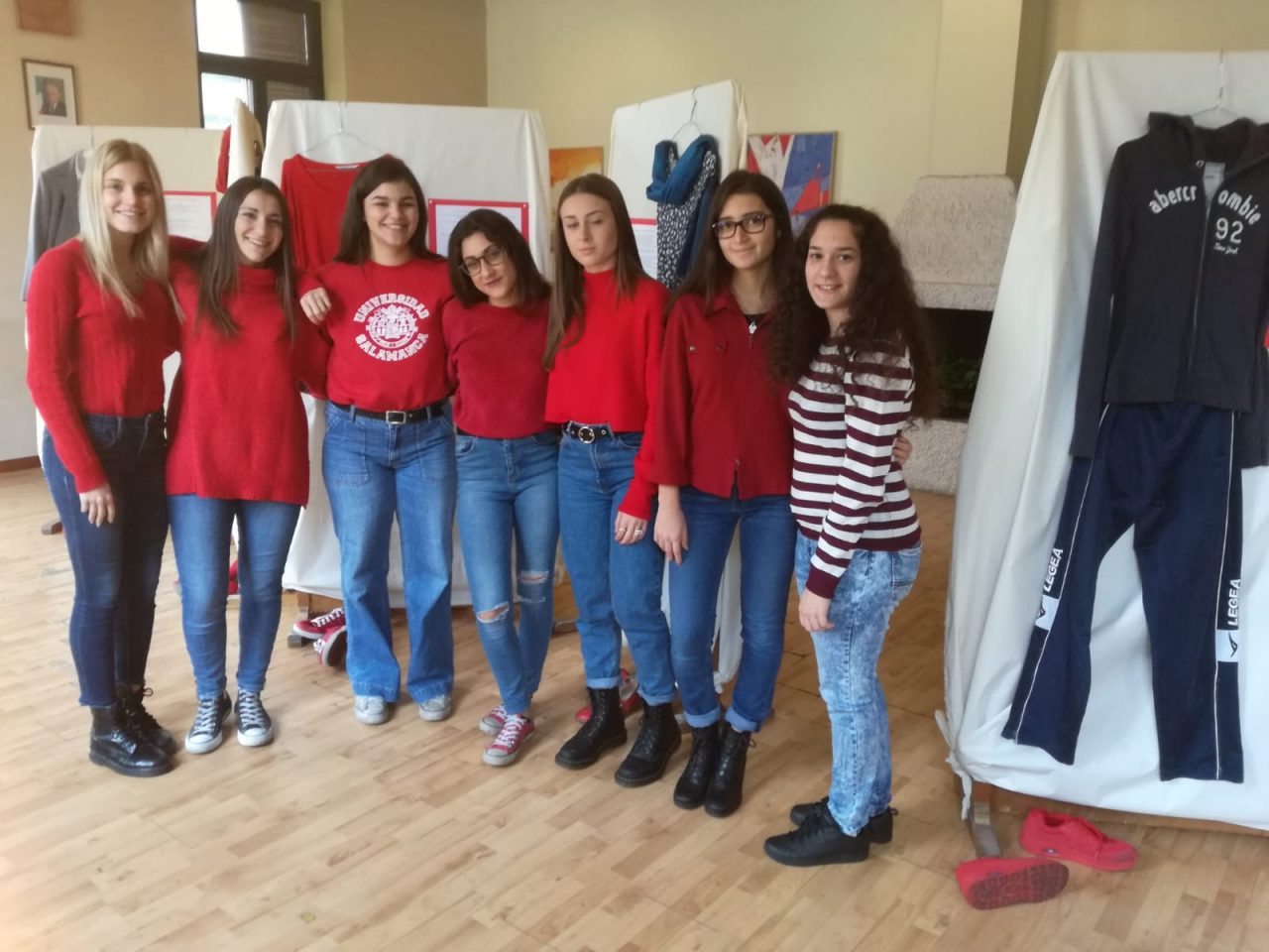 “Come eri vestita?” La mostra delle studentesse (LE FOTO)